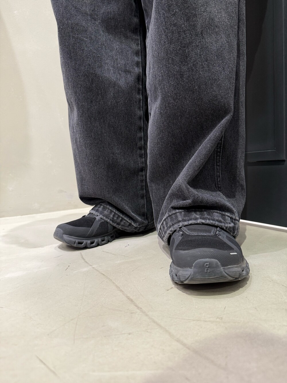 ブラック系のスニーカーを着用したメンズの春コーディネートの4枚目の写真