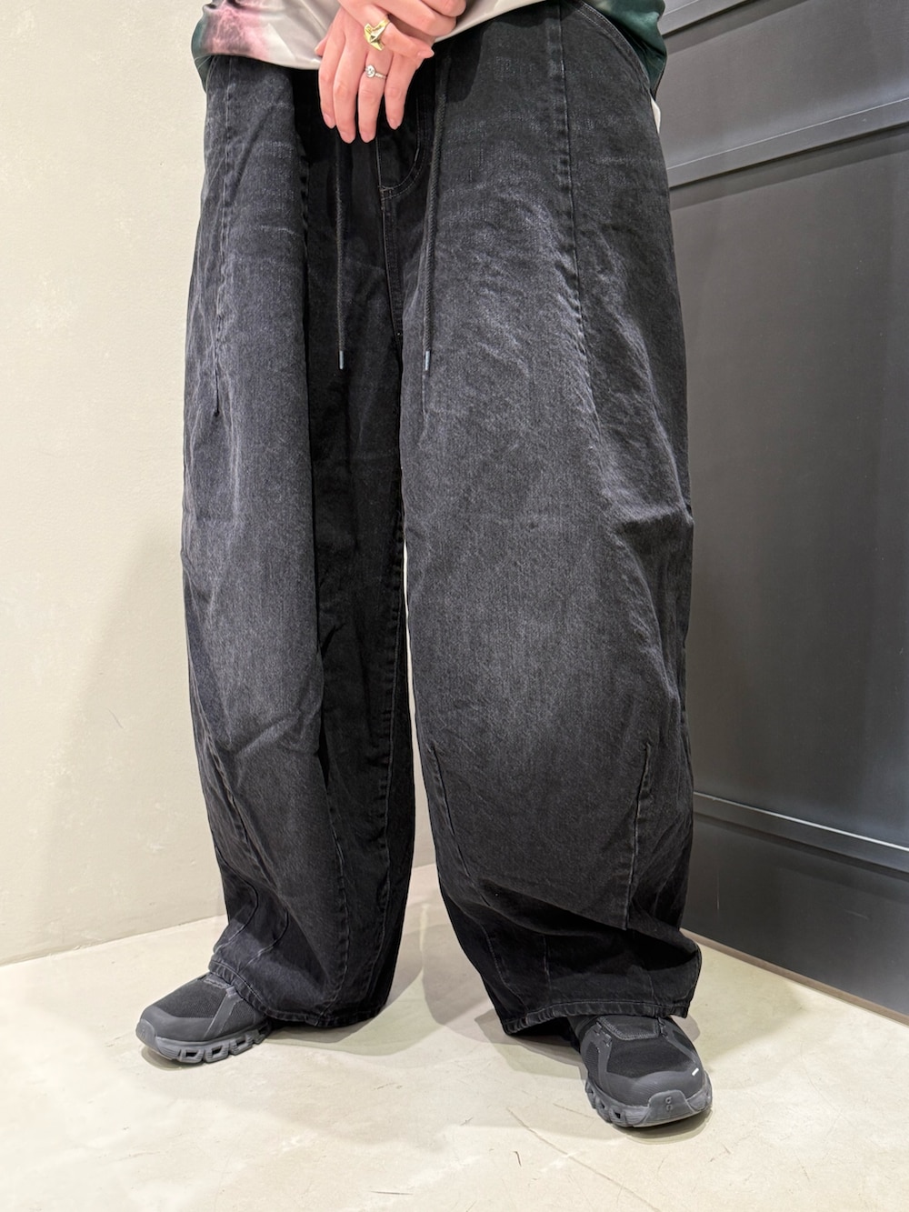 ブラック系のスニーカーを着用したメンズの春コーディネートの3枚目の写真