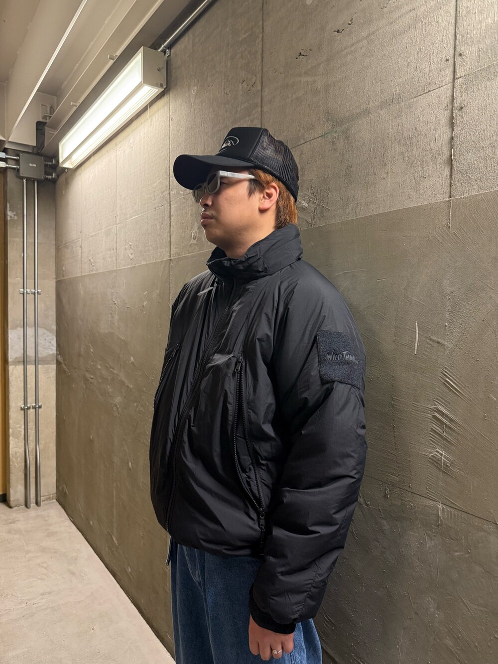 ブラック系のダウンジャケット/コートを着用したメンズの秋コーディネートの2枚目の写真