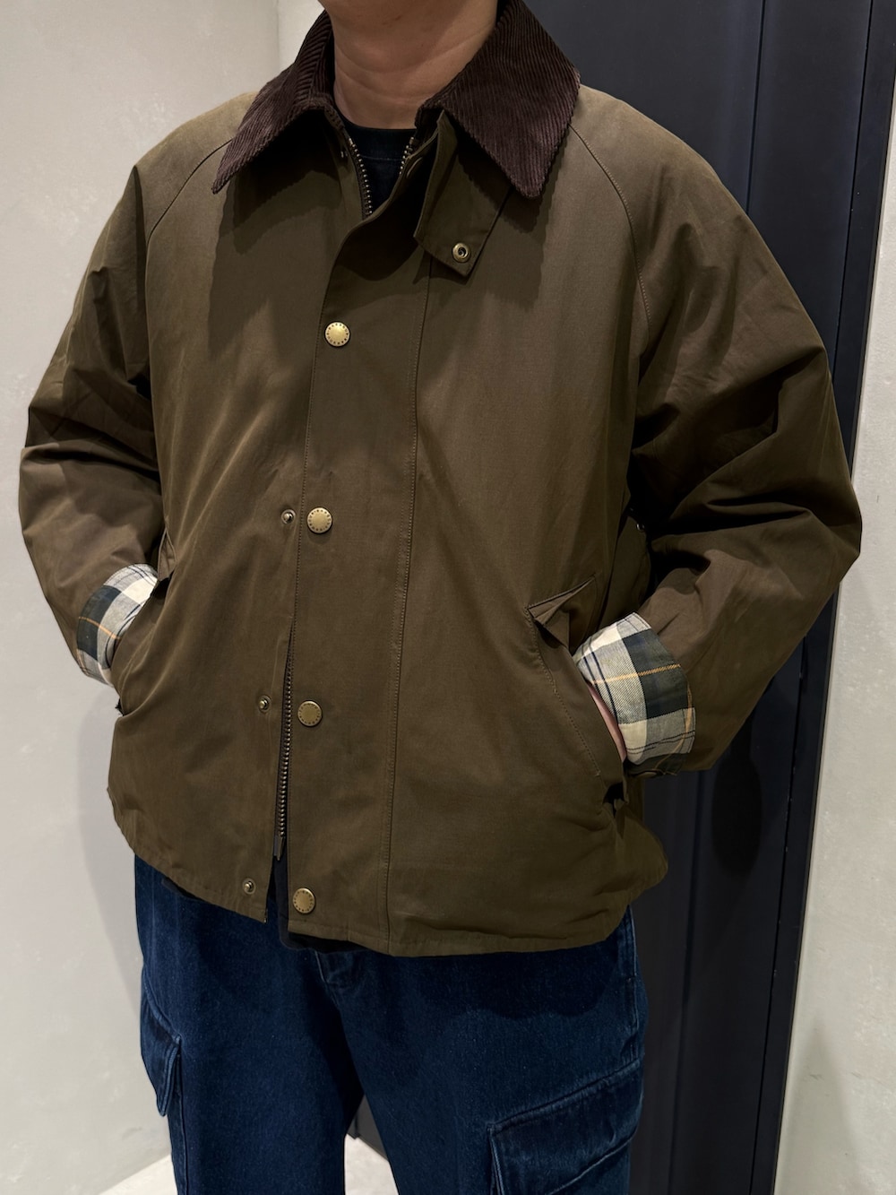 ブラック系のモカシン/デッキシューズ、グリーン系のブルゾンを着用したメンズの冬コーディネートの2枚目の写真