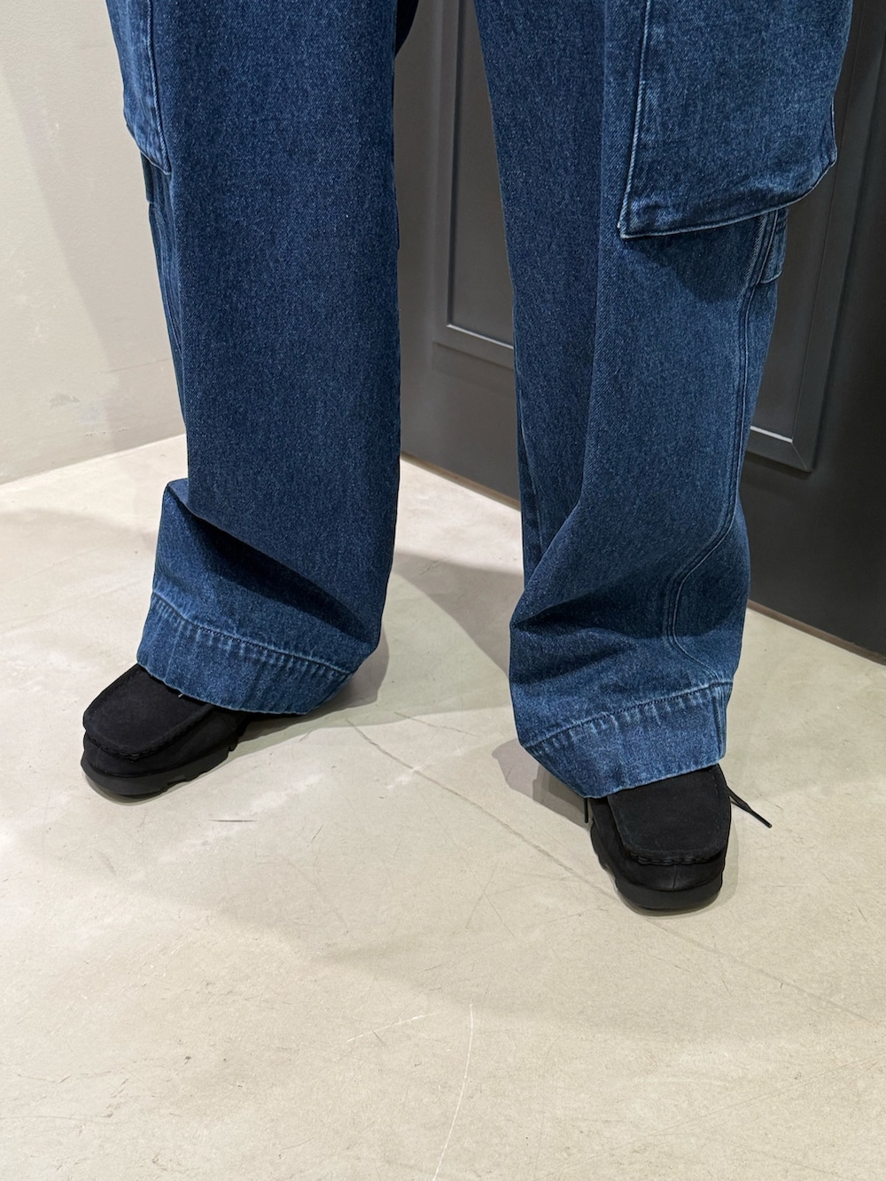 ブラック系のモカシン/デッキシューズ、グリーン系のブルゾンを着用したメンズの冬コーディネートの3枚目の写真