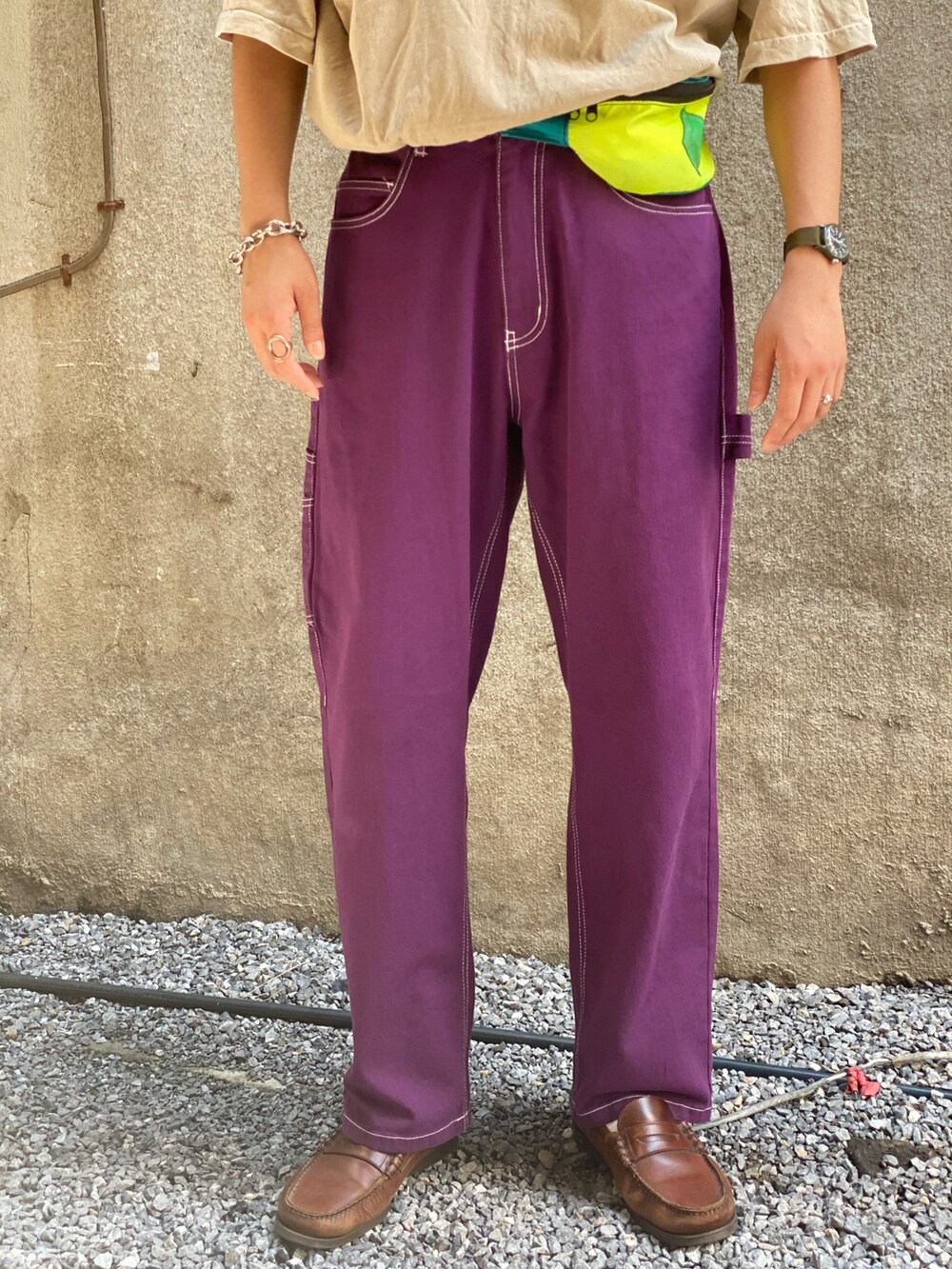 パープル系のチノパンツ、イエロー系のTシャツ/カットソーを着用したメンズの夏コーディネートの3枚目の写真