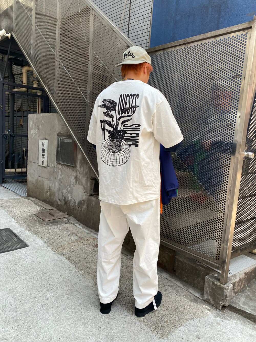 ホワイト系のその他パンツ、その他のブルゾン、ホワイト系のTシャツ/カットソーを着用したメンズの春コーディネートの2枚目の写真