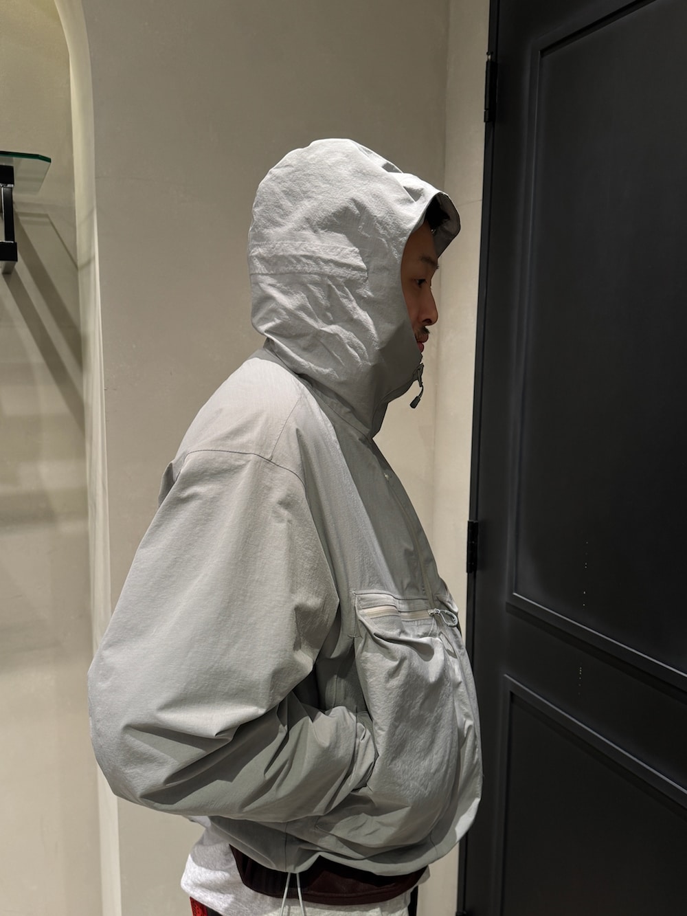 グレー系のマウンテンパーカーを着用したメンズの冬コーディネートの6枚目の写真