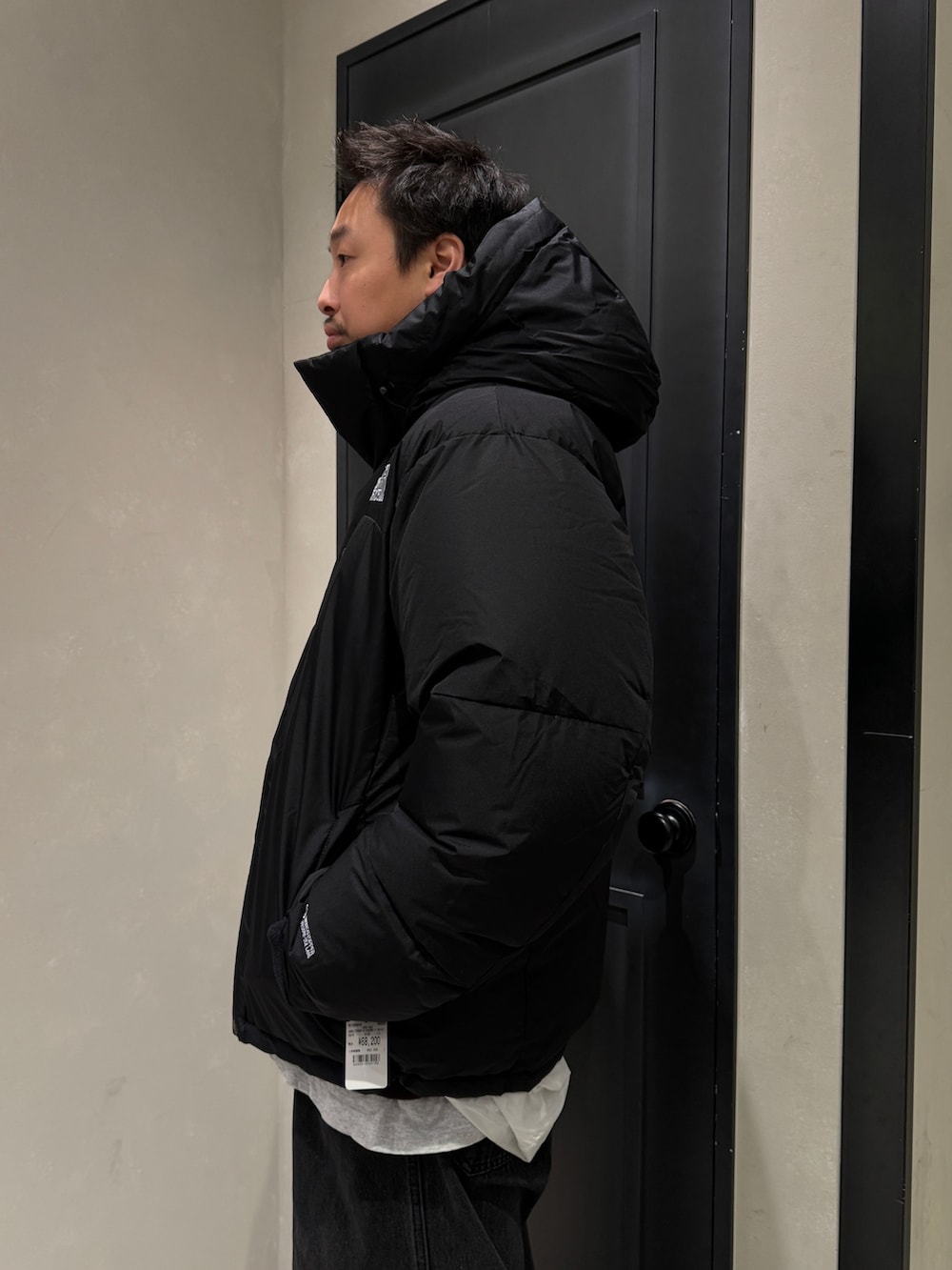 ブラック系のダウンジャケット/コートを着用したメンズの冬コーディネートの3枚目の写真
