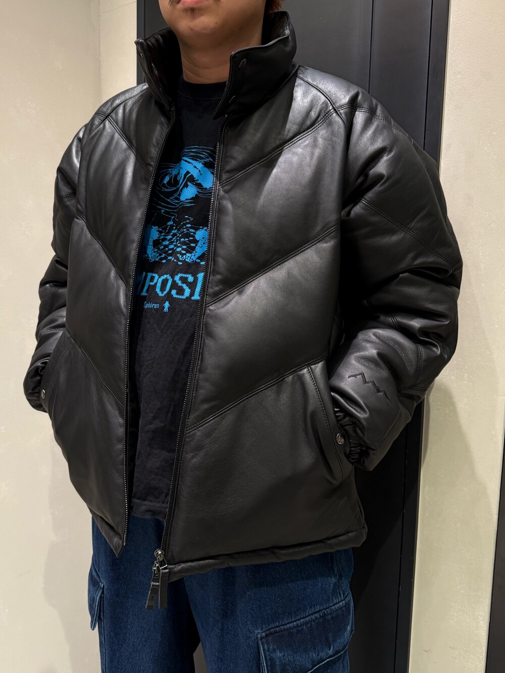 ブラック系のモカシン/デッキシューズを着用したメンズの冬コーディネートの2枚目の写真