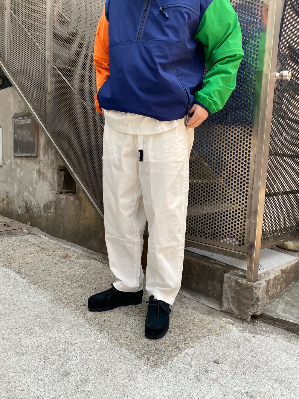 ホワイト系のその他パンツ、その他のブルゾン、ホワイト系のTシャツ/カットソーを着用したメンズの春コーディネートの4枚目の写真