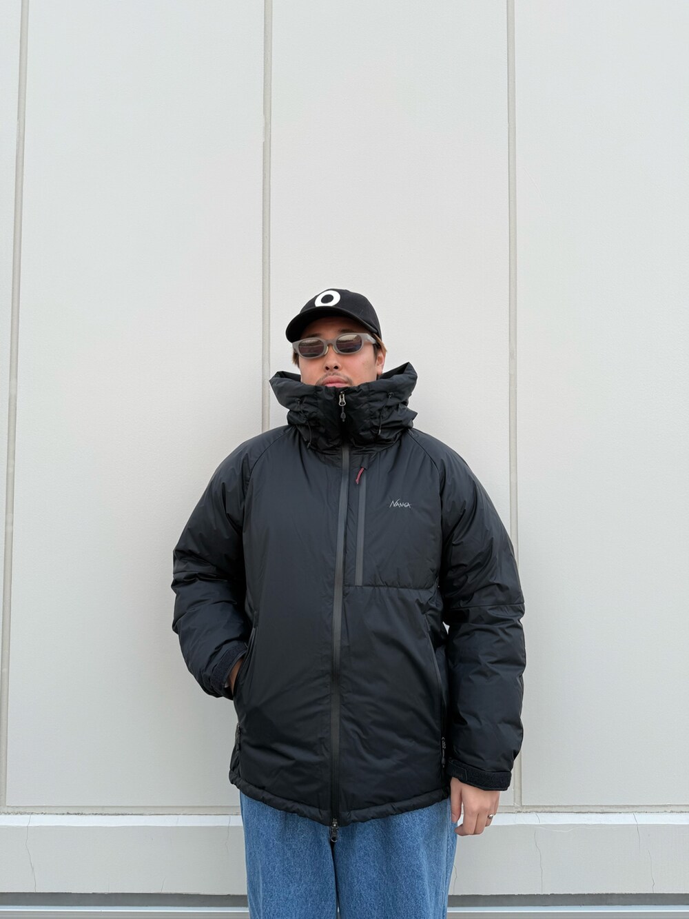 ブラック系のモカシン/デッキシューズを着用したメンズの秋コーディネートの3枚目の写真