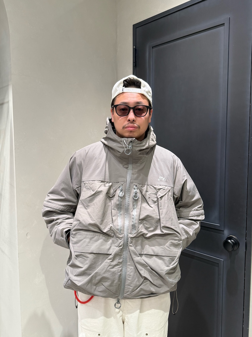 グレー系のマウンテンパーカーを着用したメンズの冬コーディネートの2枚目の写真