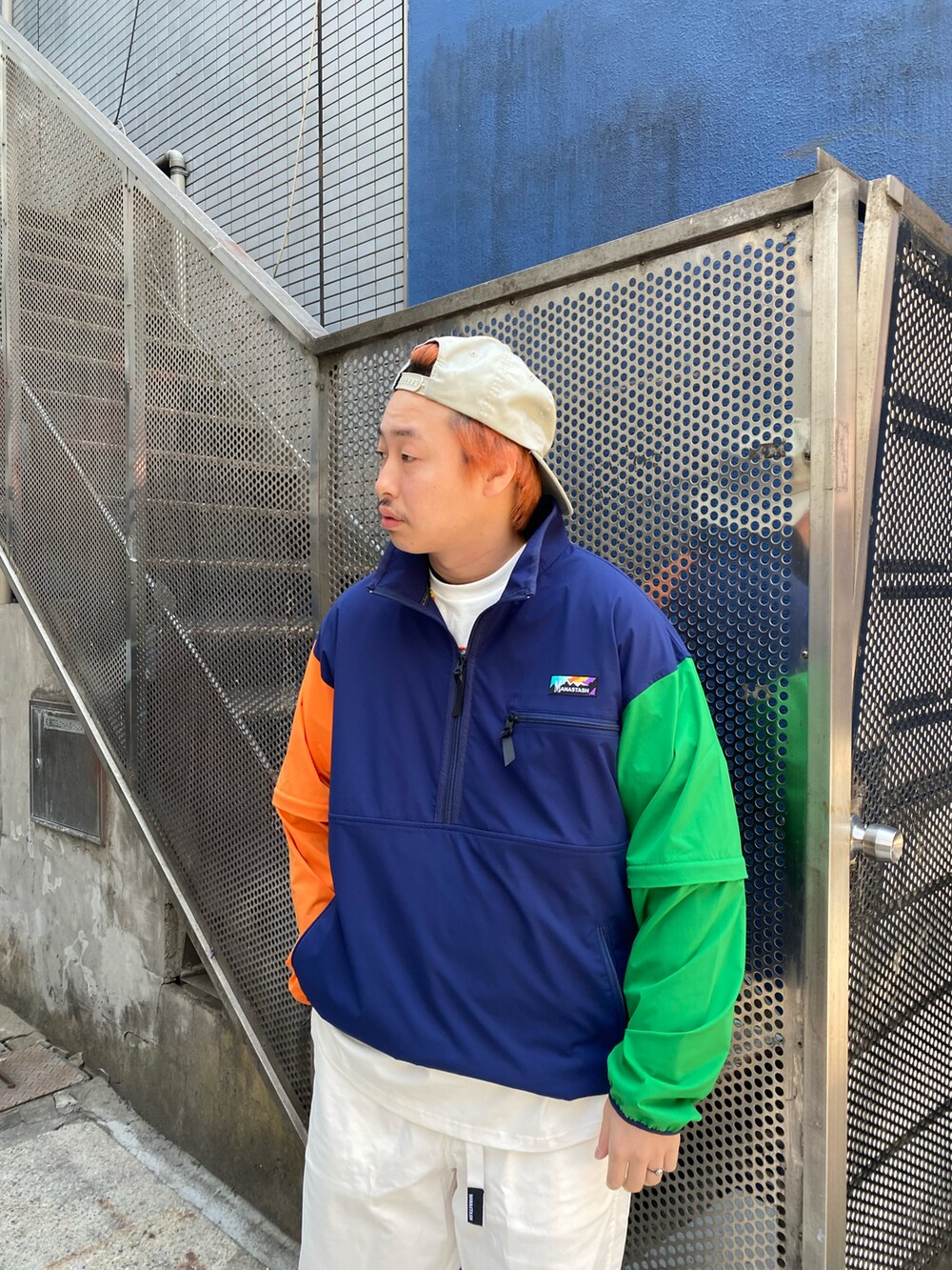 ホワイト系のその他パンツ、その他のブルゾン、ホワイト系のTシャツ/カットソーを着用したメンズの春コーディネートの3枚目の写真