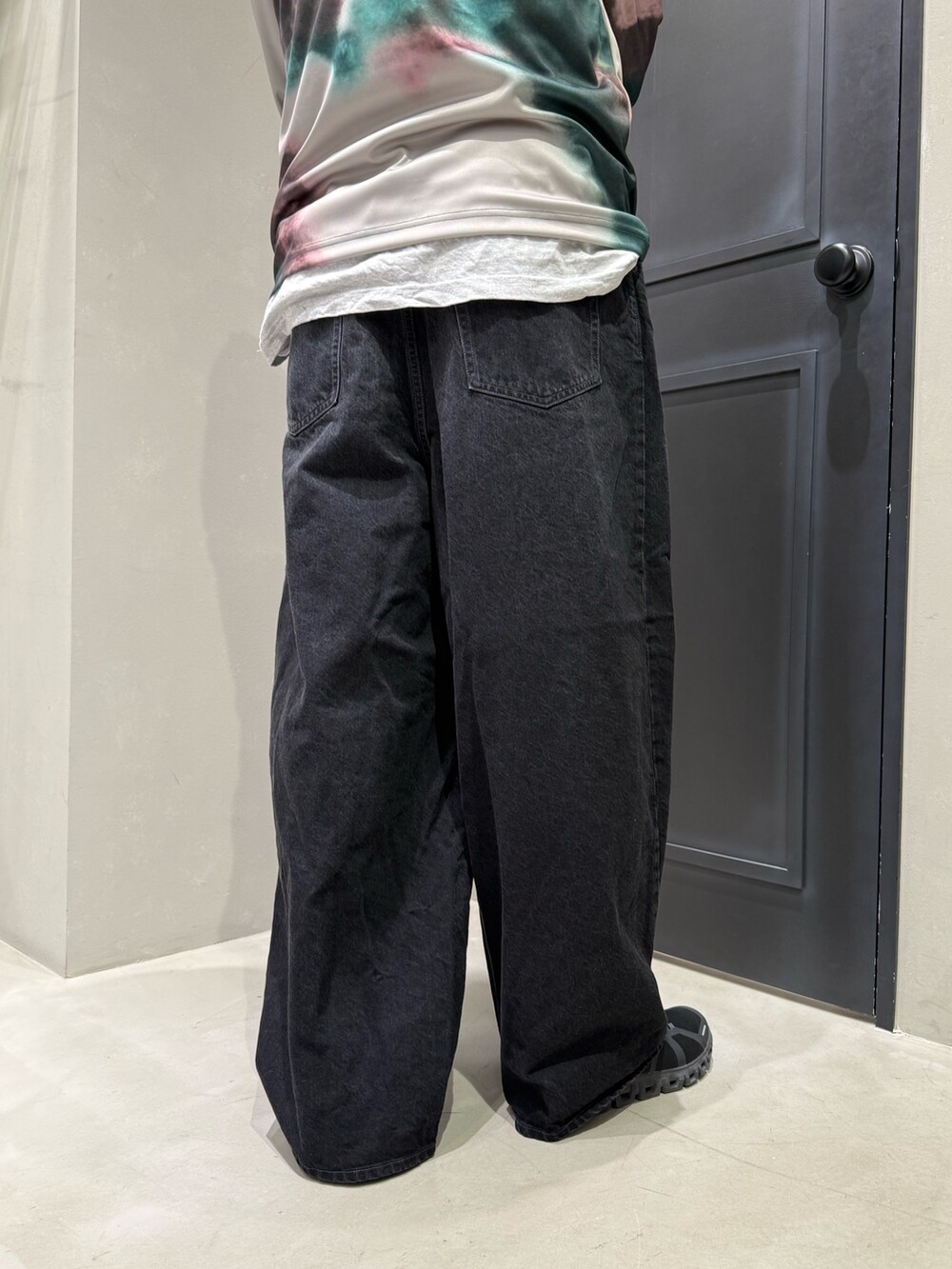 ブラック系のスニーカーを着用したメンズの春コーディネートの4枚目の写真