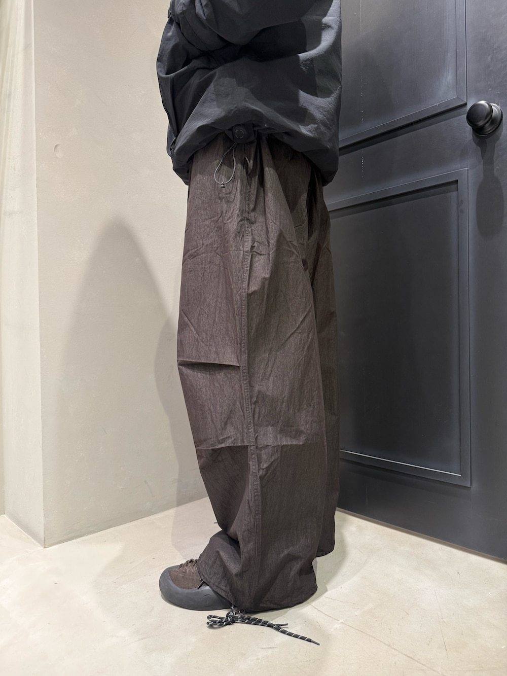 ブラック系のマウンテンパーカー、ブラック系のその他パンツを着用したメンズの春コーディネートの4枚目の写真