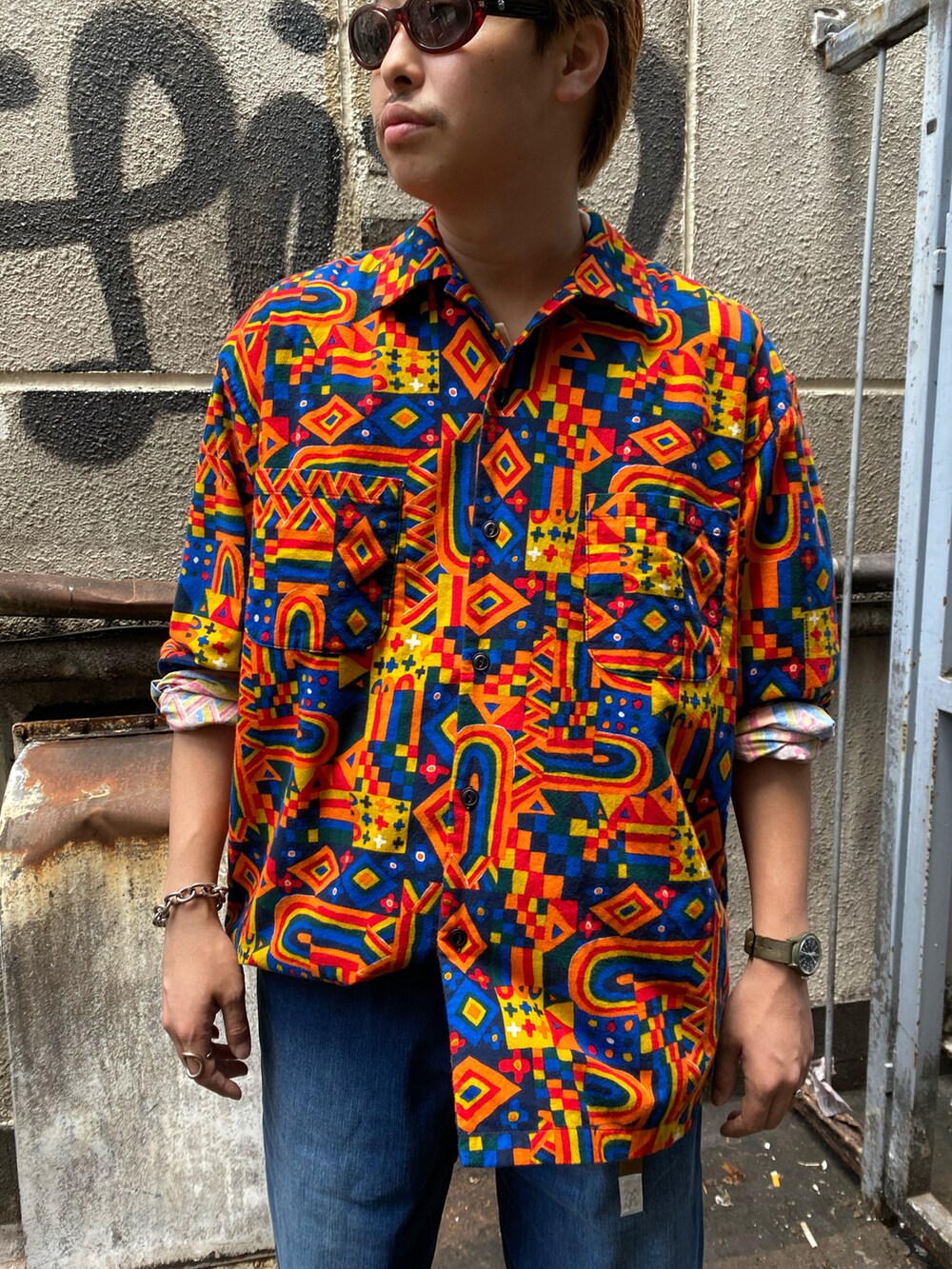 ブラック系のサンダル、ブラック系のサンダル、ブルー系のデニムパンツを着用したメンズの夏コーディネートの2枚目の写真