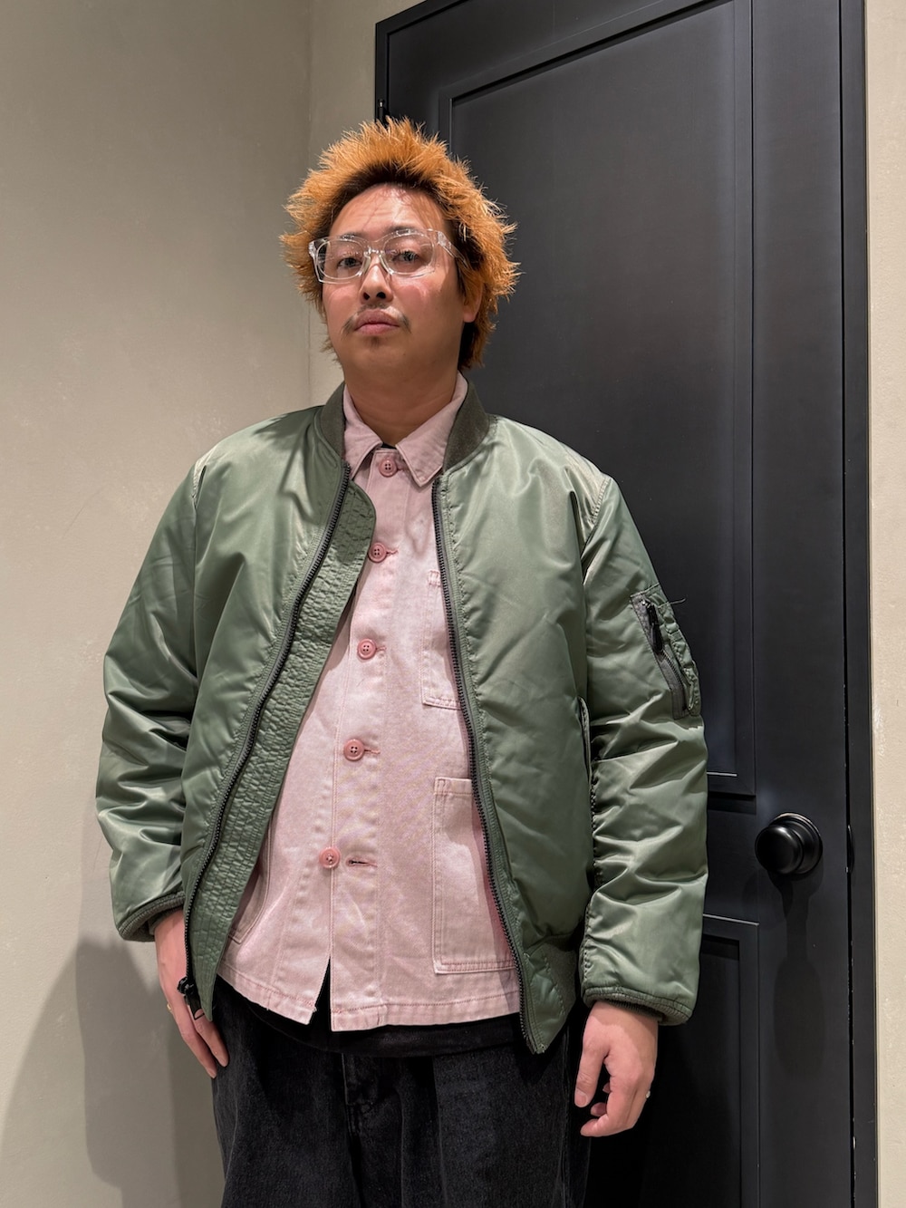 ブラック系のTシャツ/カットソーを着用したメンズの冬コーディネートの2枚目の写真