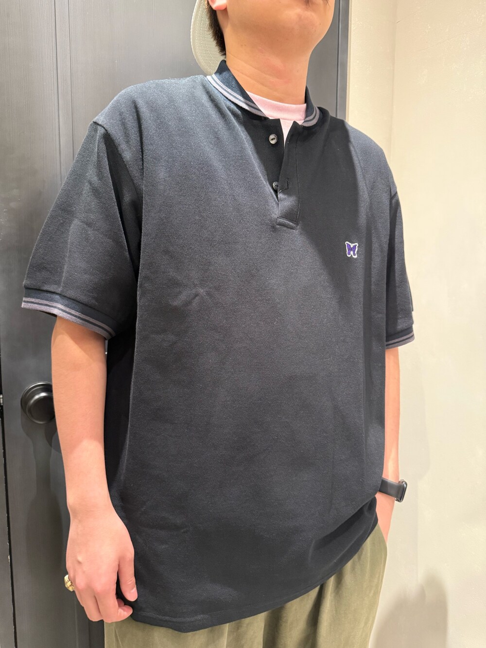 ブラック系のスニーカーを着用したメンズの夏コーディネートの2枚目の写真