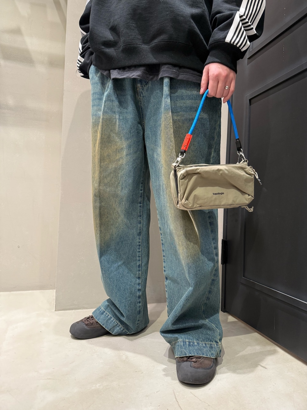 グレー系のショルダーバッグを着用したメンズの冬コーディネートの5枚目の写真