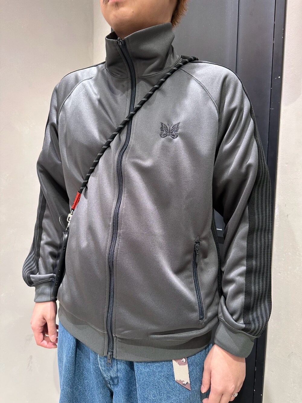 ブルー系のデニムパンツを着用したメンズの夏コーディネートの2枚目の写真