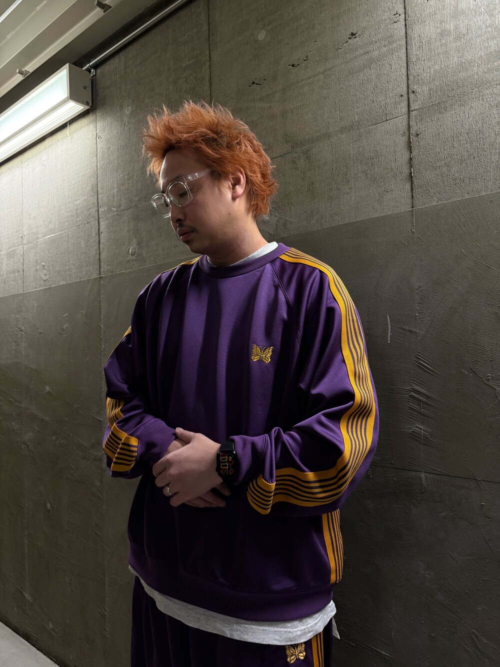 ブラック系のスニーカーを着用したメンズの春コーディネートの2枚目の写真