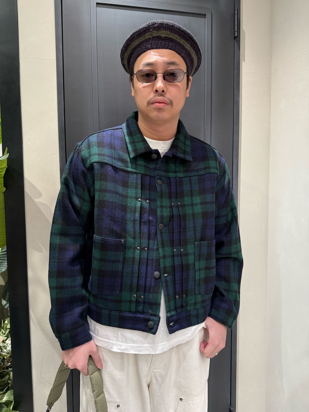 ブラック系のショルダーバッグを着用したメンズの冬コーディネートの2枚目の写真