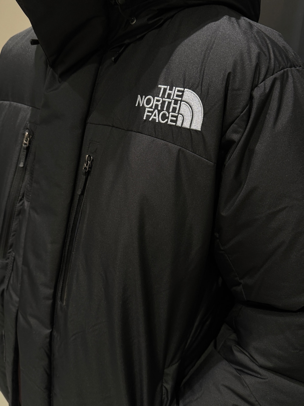 ブラック系のダウンジャケット/コートを着用したメンズの冬コーディネートの7枚目の写真