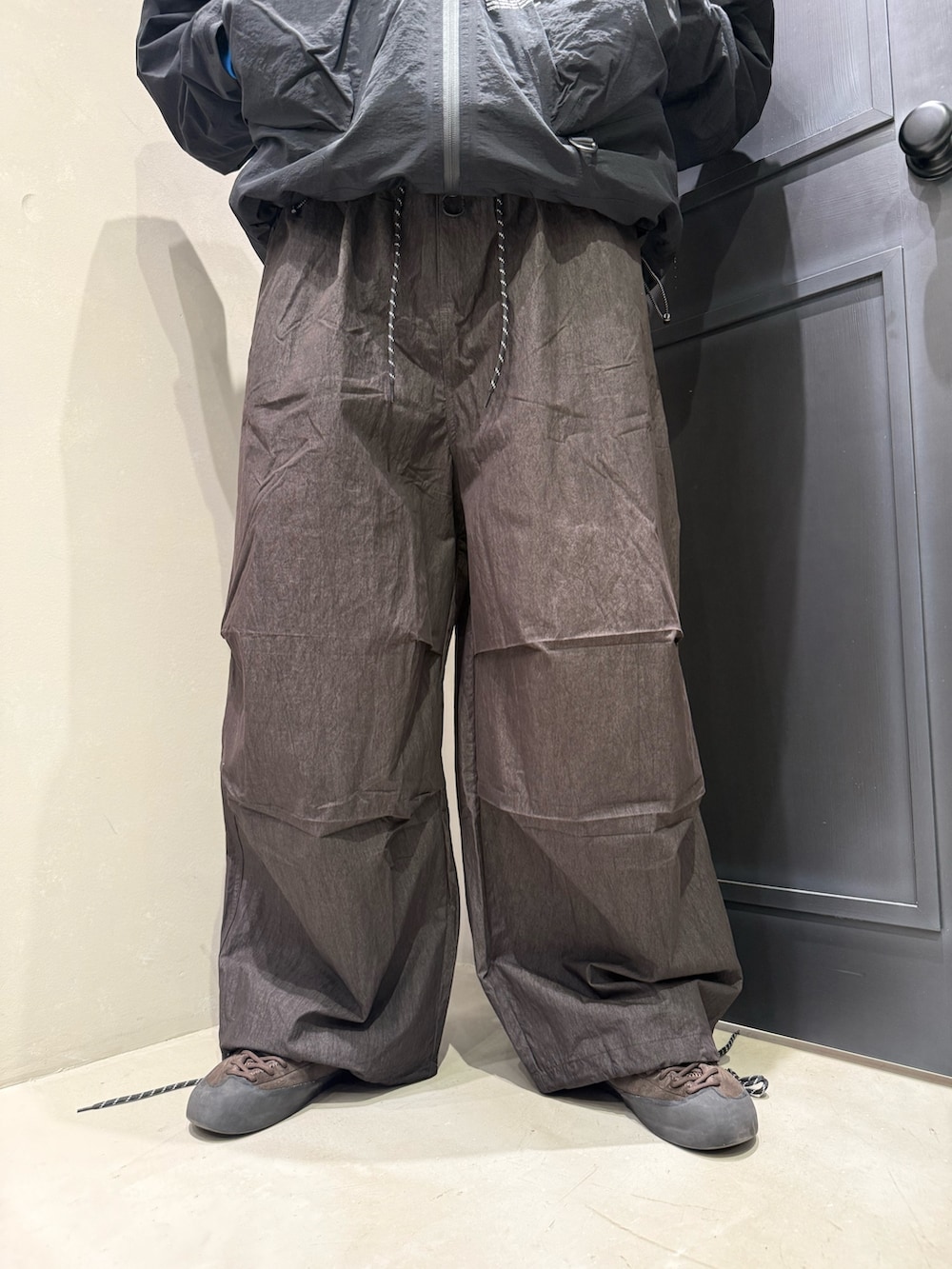 ブラック系のマウンテンパーカー、ブラック系のその他パンツを着用したメンズの春コーディネートの3枚目の写真