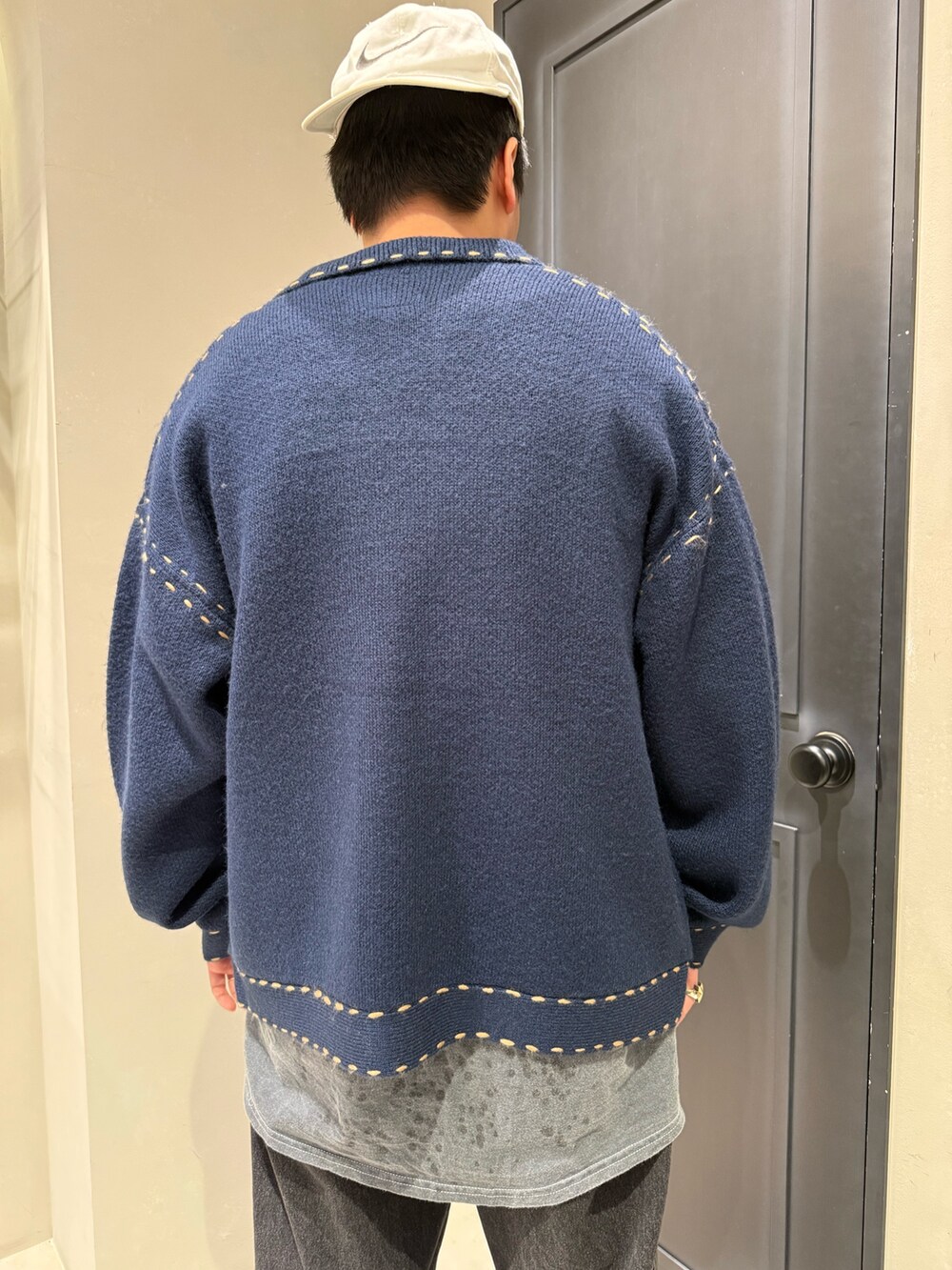 ブルー系のカーディガン/ボレロを着用したメンズの秋コーディネートの4枚目の写真