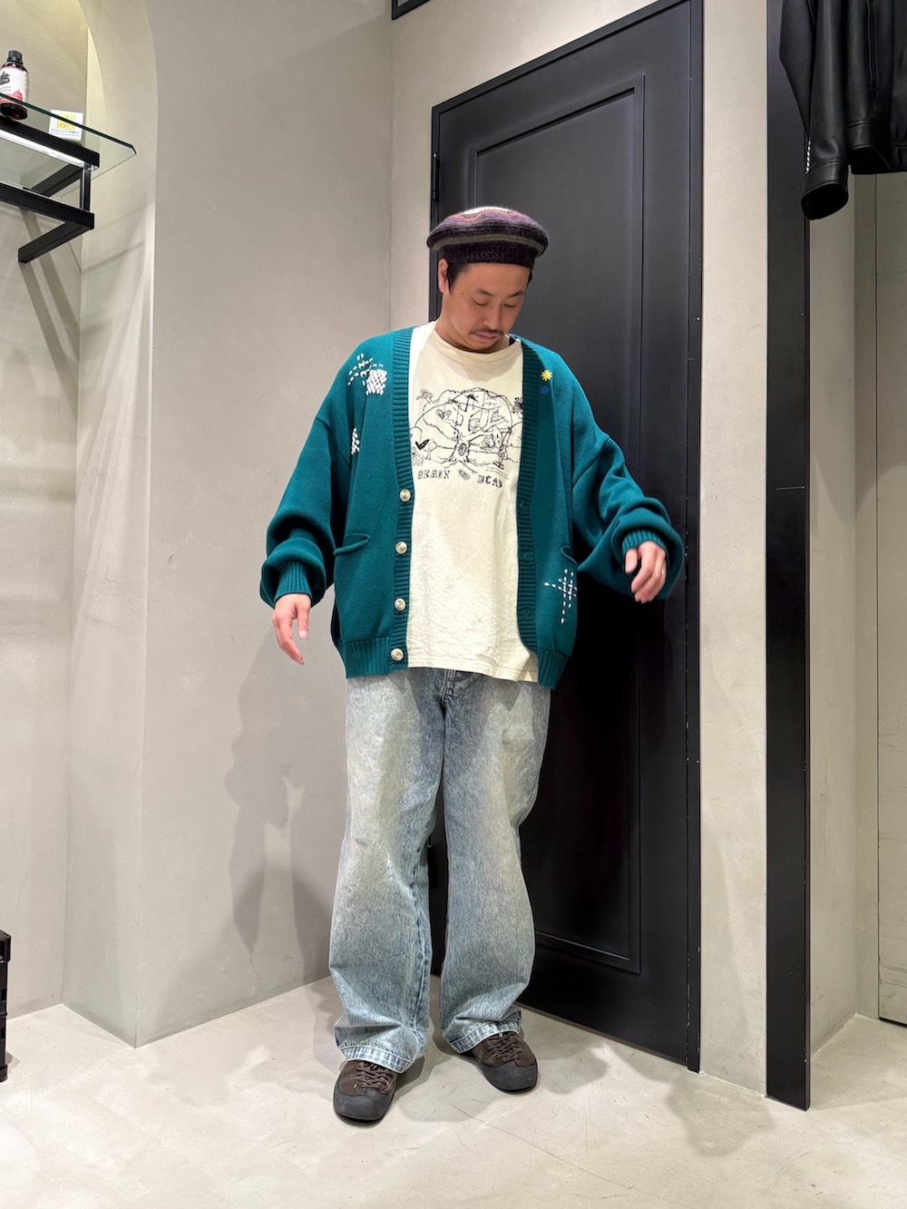 グリーン系のカーディガン/ボレロを着用したメンズの秋コーディネートの2枚目の写真