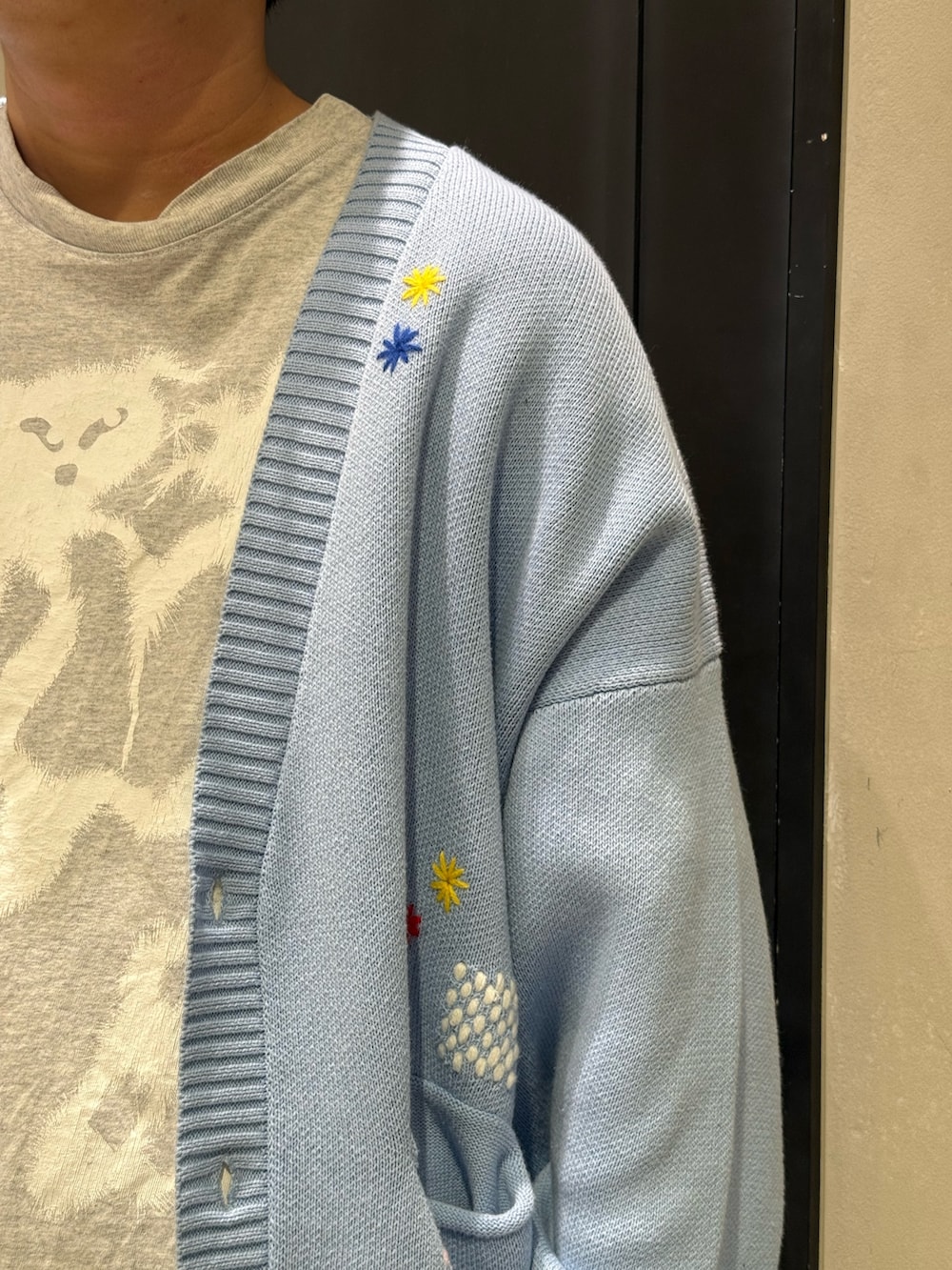 ブルー系のカーディガン/ボレロ、ブルー系のデニムパンツ、ブラック系のスニーカーを着用したメンズの秋コーディネートの3枚目の写真