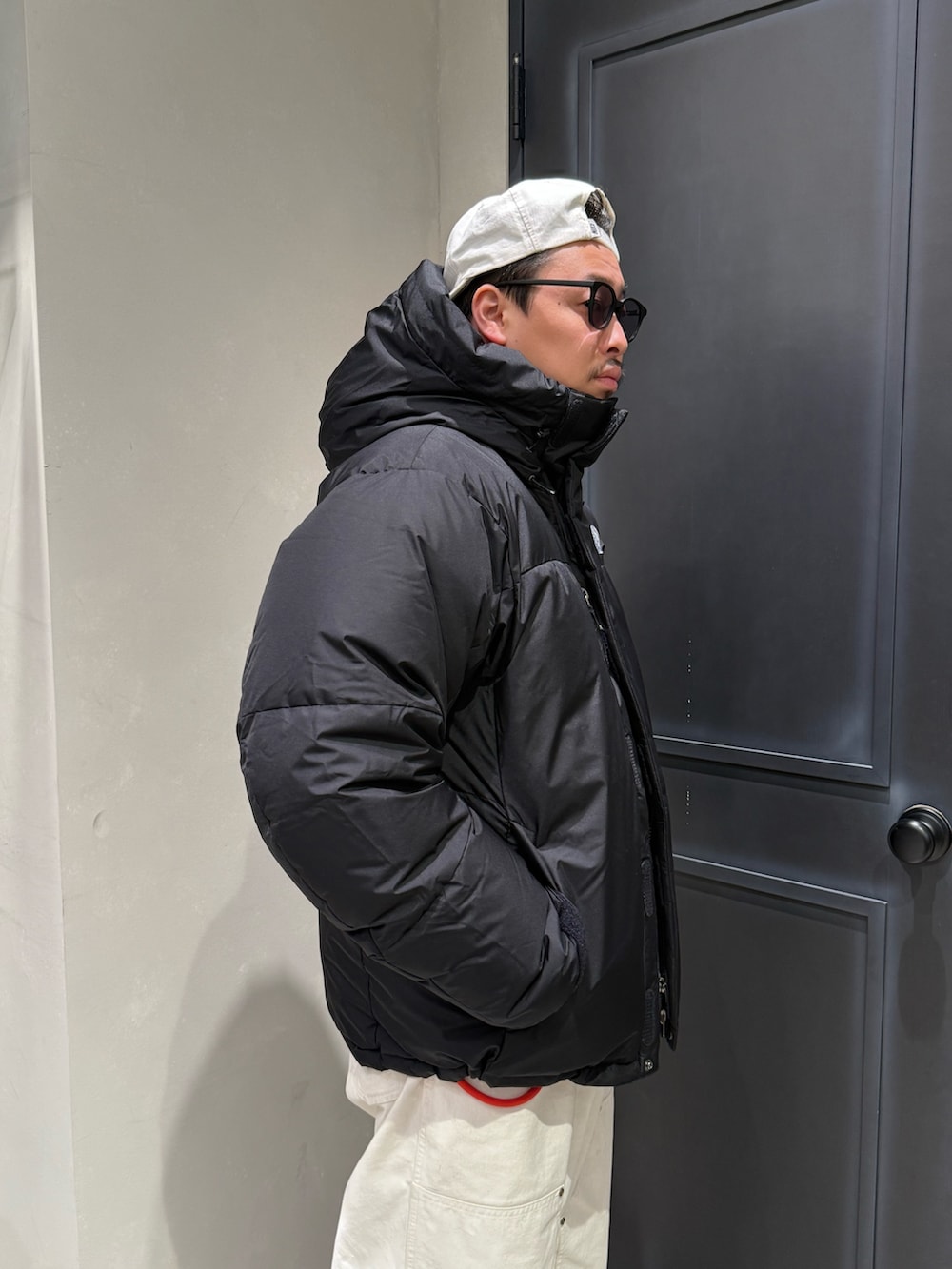 ブラック系のダウンジャケット/コートを着用したメンズの冬コーディネートの3枚目の写真