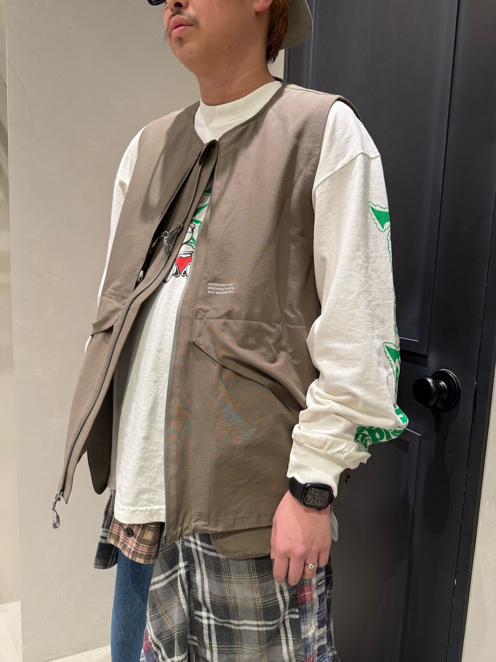 グレー系のベストを着用したメンズの冬コーディネートの2枚目の写真