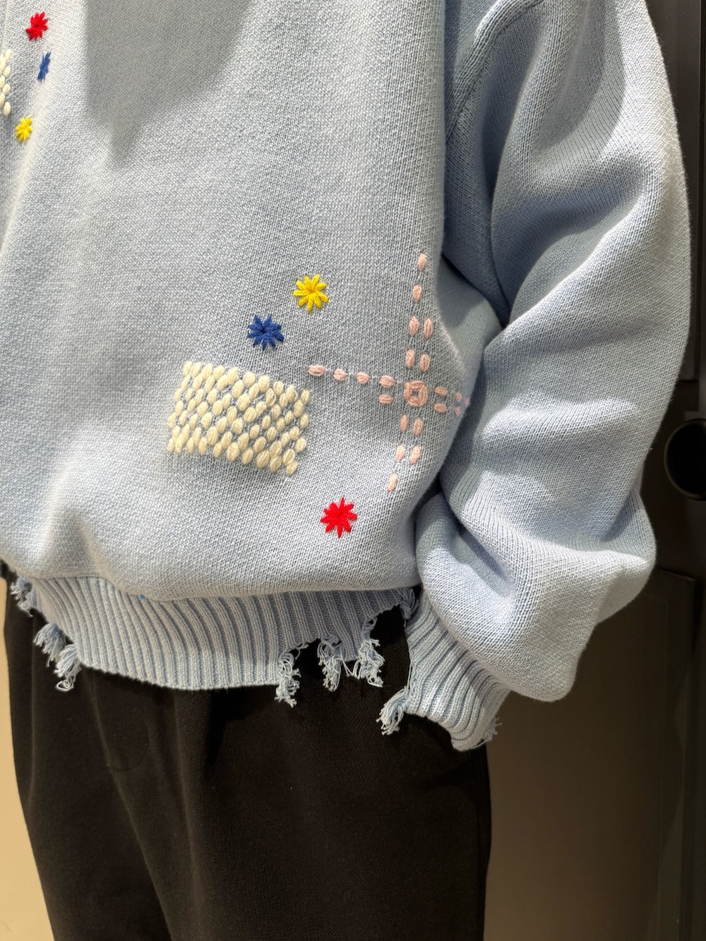 ブルー系のニット/セーターを着用したメンズの秋コーディネートの4枚目の写真