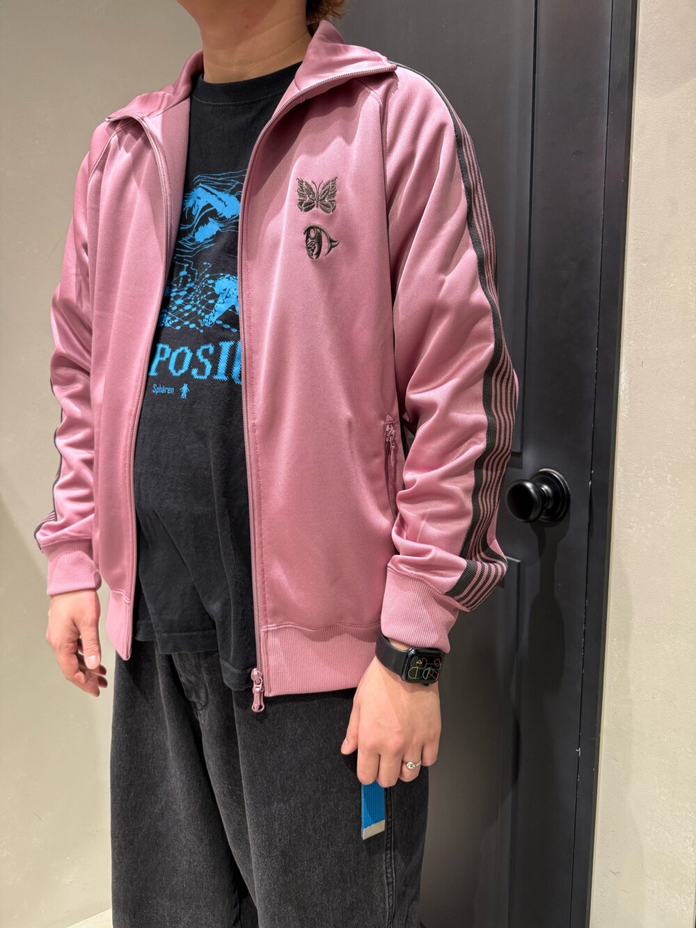 ブラック系のスニーカーを着用したメンズの春コーディネートの2枚目の写真