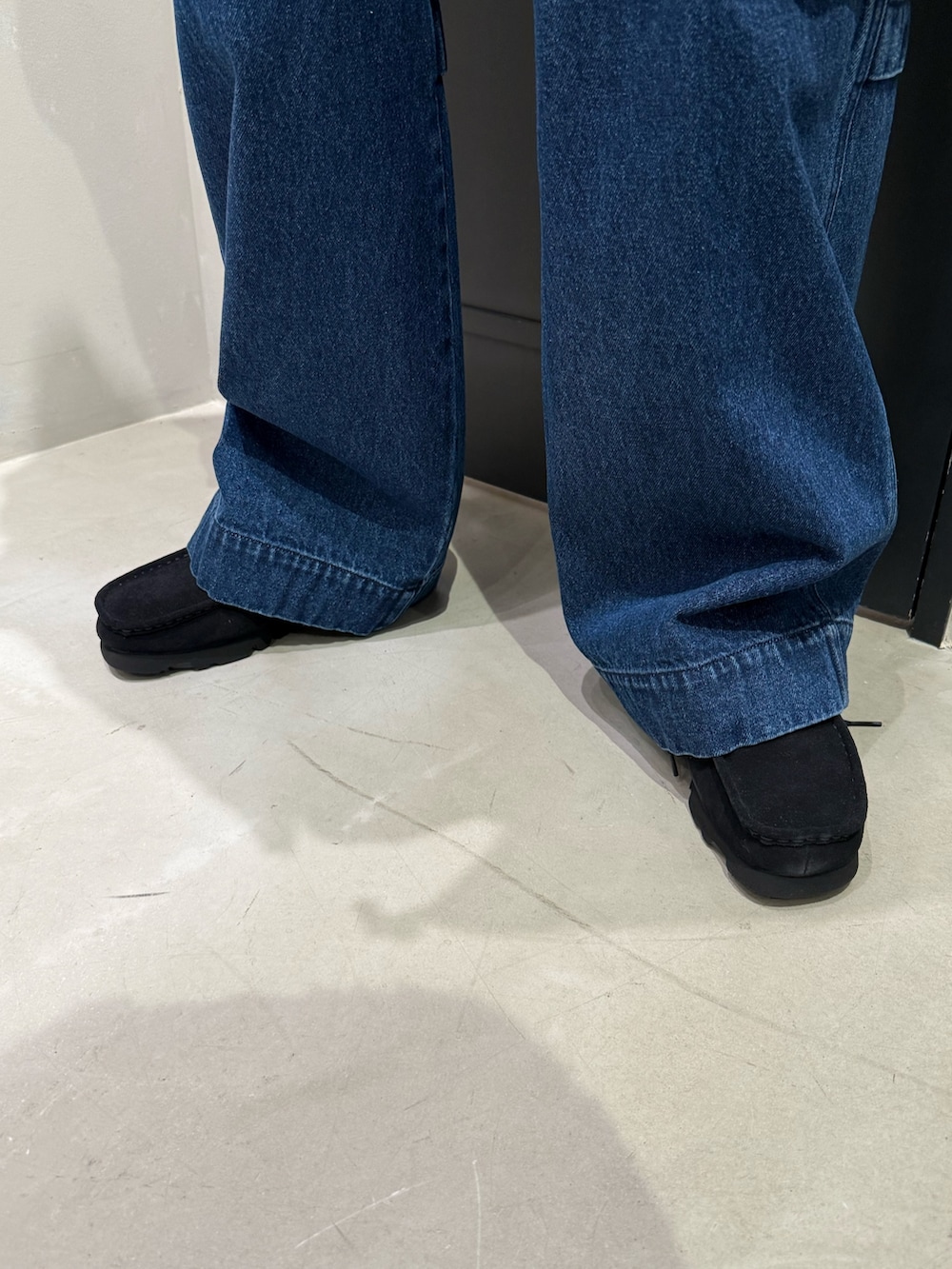 ブラック系のモカシン/デッキシューズを着用したメンズの冬コーディネートの4枚目の写真