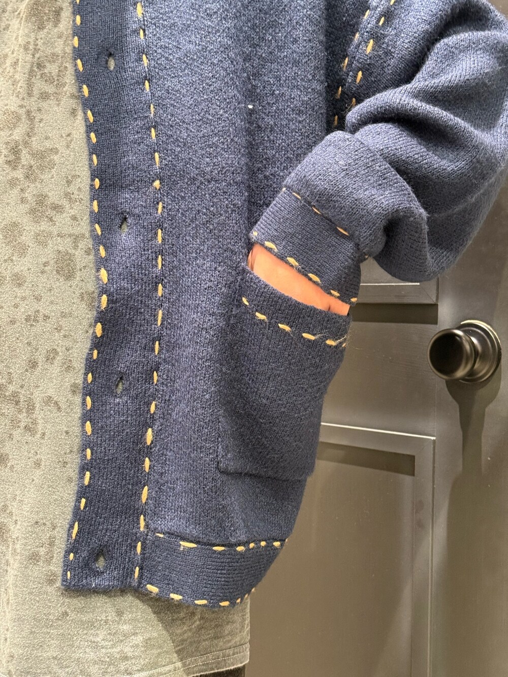 ブルー系のカーディガン/ボレロを着用したメンズの秋コーディネートの5枚目の写真