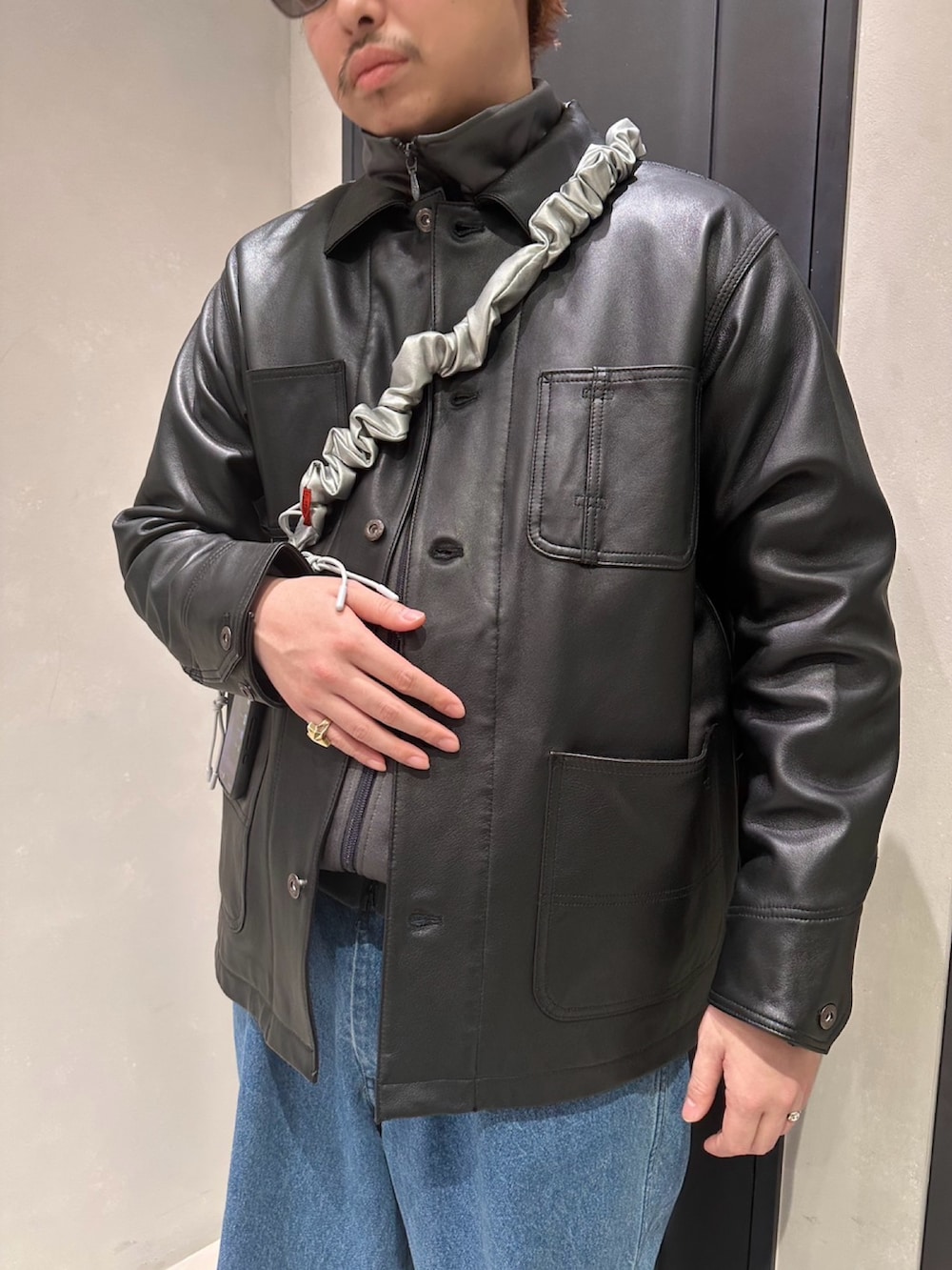 「冬アウター、レザー、レザージャケット、デニム、デニムコーデ、レザーシューズ、ワイドデニム、トラックジャケット、サングラス、BEAVER」｜「TopologieのTopologie/トポロジー　Bungee Strap Synthetic Leather バンジーストラップ【ストラップ単体】（スマホグッズ、シルバー系）」を使った、tenkuluさん（メンズ・174cm）の冬コーディネートの2枚目の写真