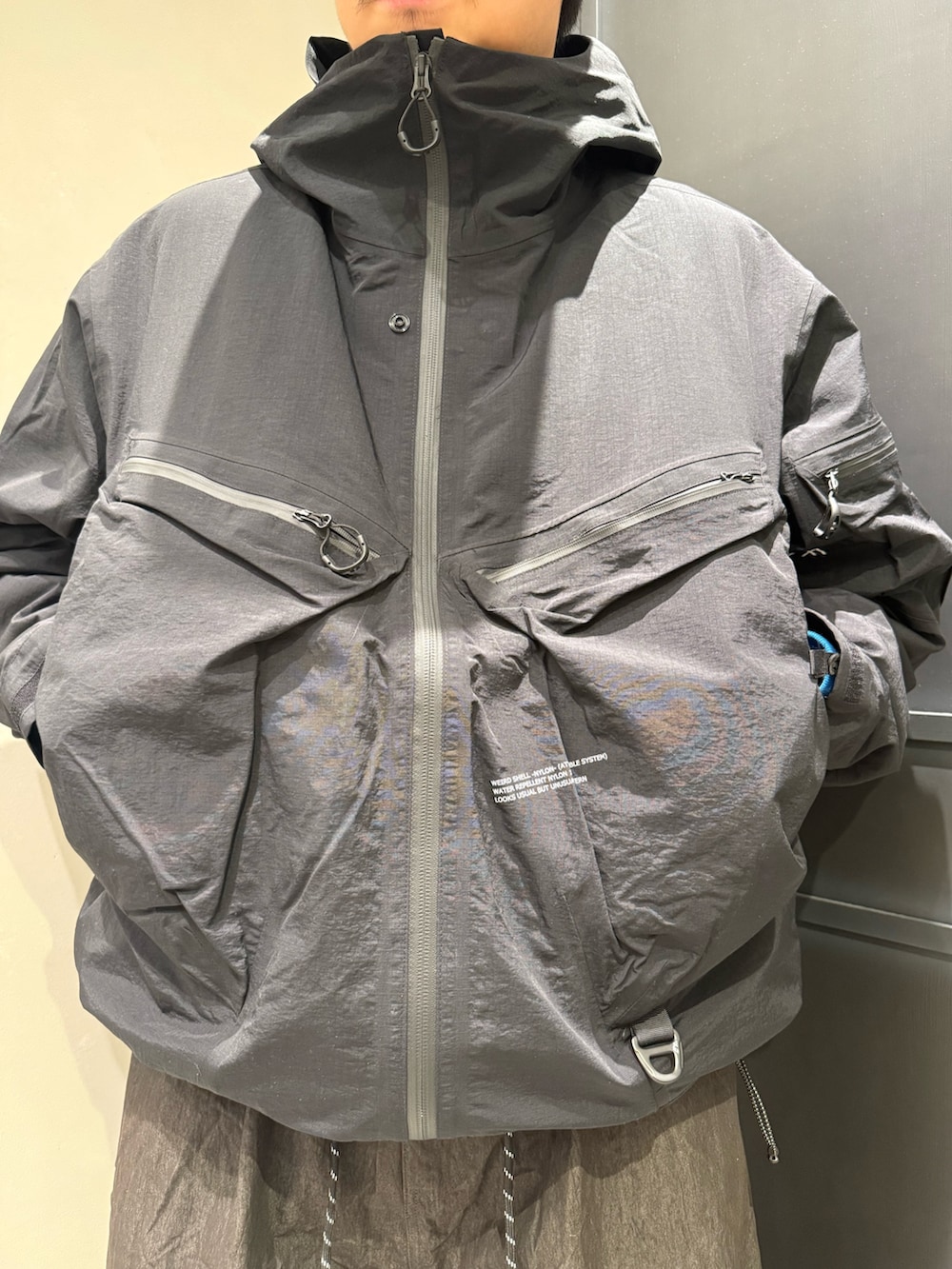 ブラック系のマウンテンパーカー、ブラック系のその他パンツを着用したメンズの春コーディネートの2枚目の写真