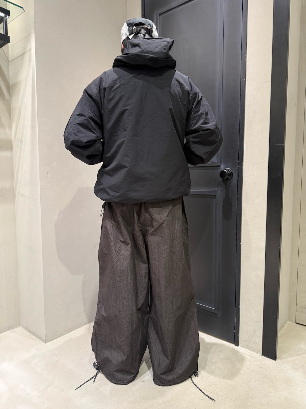 ブラック系のマウンテンパーカー、ブラック系のその他パンツを着用したメンズの春コーディネートの5枚目の写真