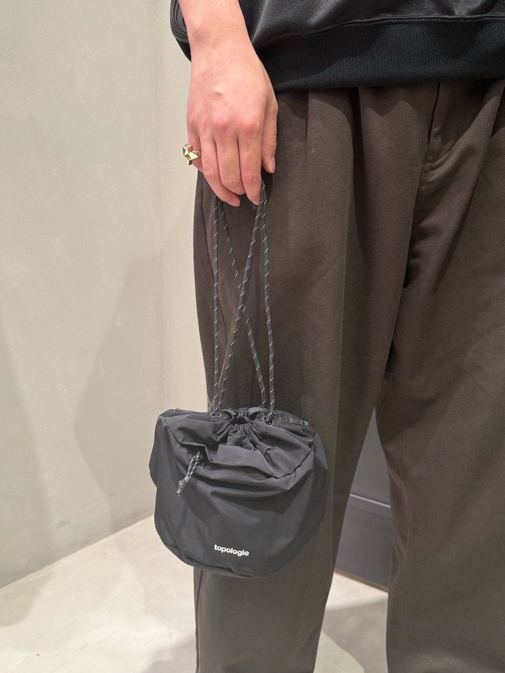 ブラック系のショルダーバッグを着用したメンズの夏コーディネートの3枚目の写真