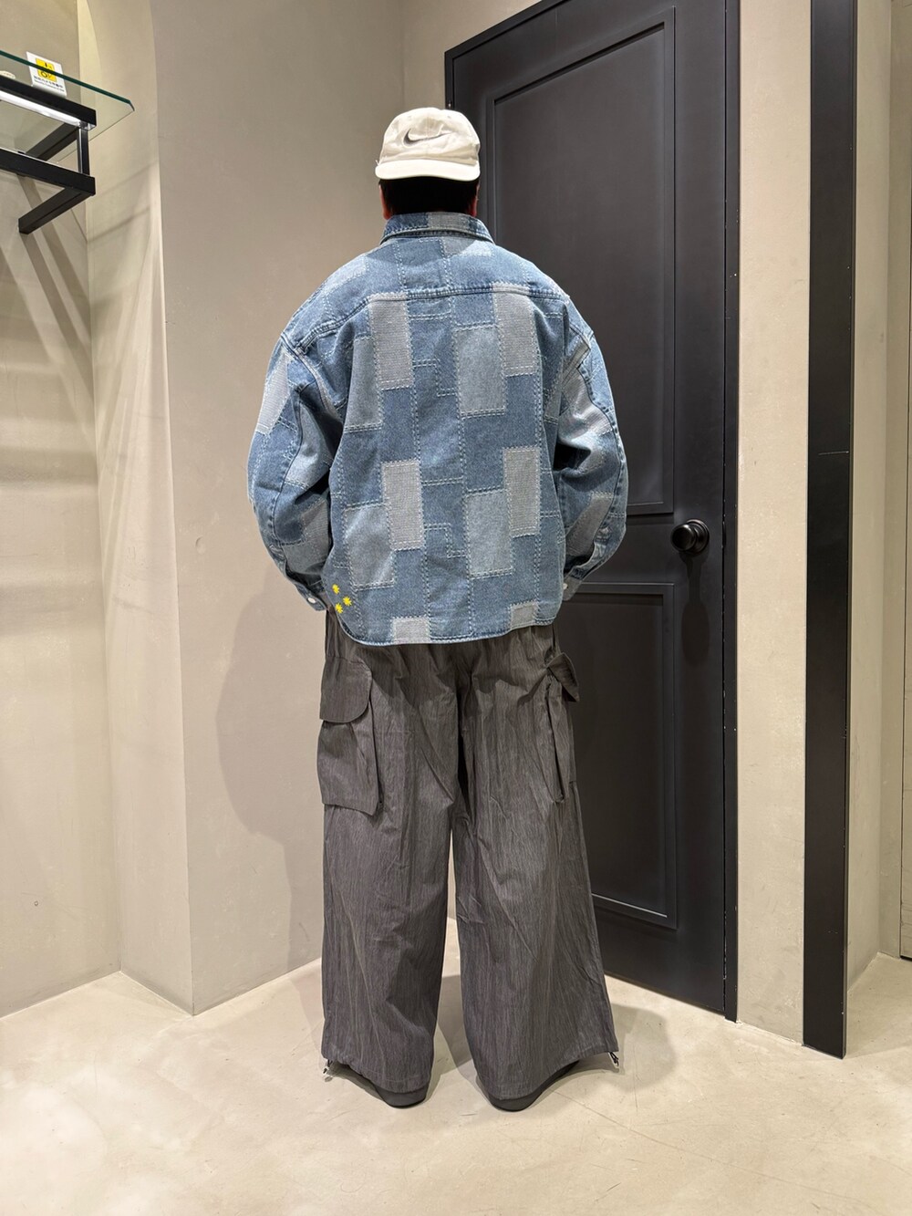 ブラック系のカーゴパンツ、ブルー系のシャツ/ブラウスを着用したメンズの春コーディネートの4枚目の写真