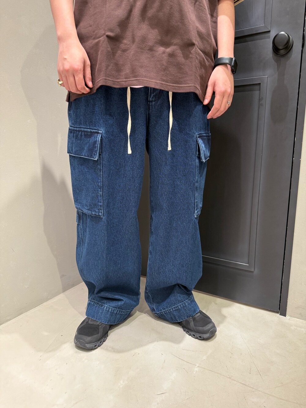 ブラック系のスニーカー、その他のデニムパンツを着用したメンズの夏コーディネートの3枚目の写真