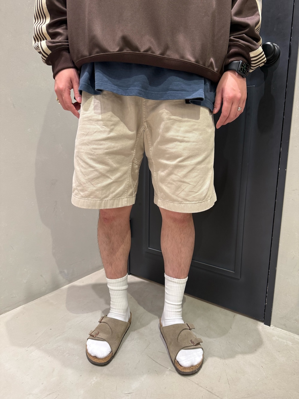 その他のその他パンツ、ベージュ系のサンダルを着用したメンズの夏コーディネートの4枚目の写真
