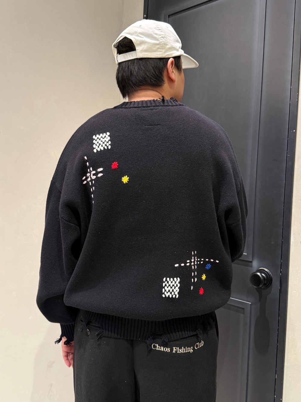 ブラック系のニット/セーターを着用したメンズの秋コーディネートの6枚目の写真