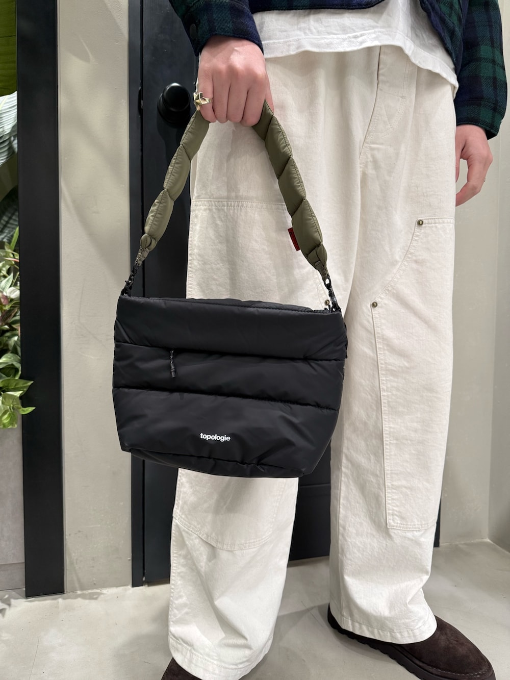 ブラック系のショルダーバッグを着用したメンズの冬コーディネートの4枚目の写真