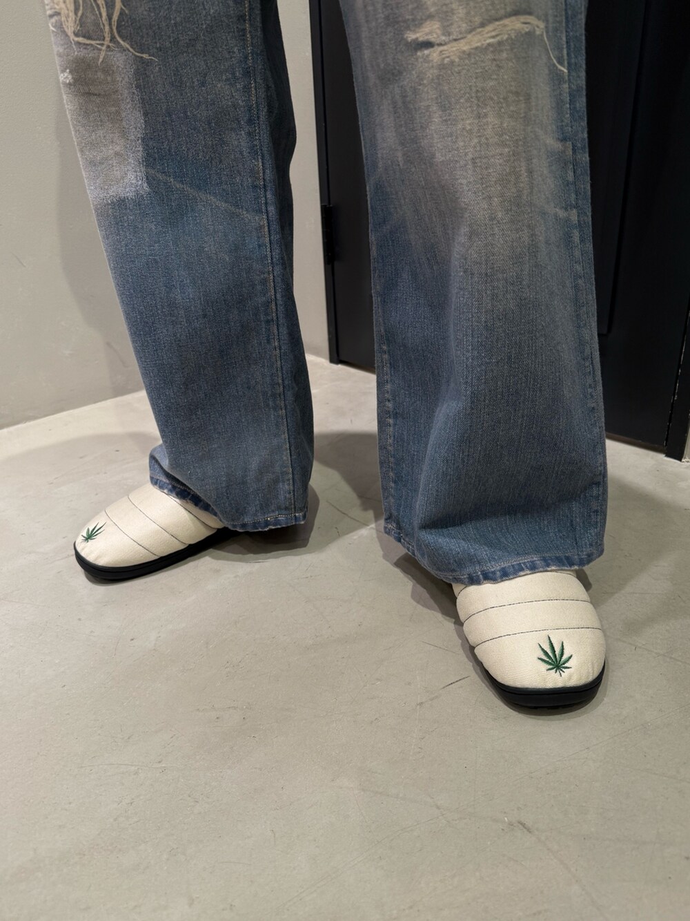 その他のデニムパンツ、ベージュ系のサンダルを着用したメンズの秋コーディネートの7枚目の写真