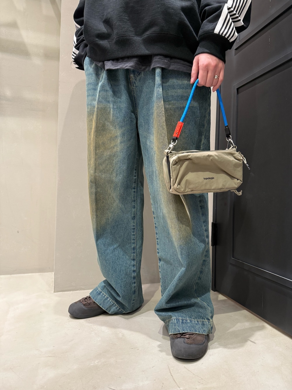 グレー系のショルダーバッグを着用したメンズの冬コーディネートの4枚目の写真