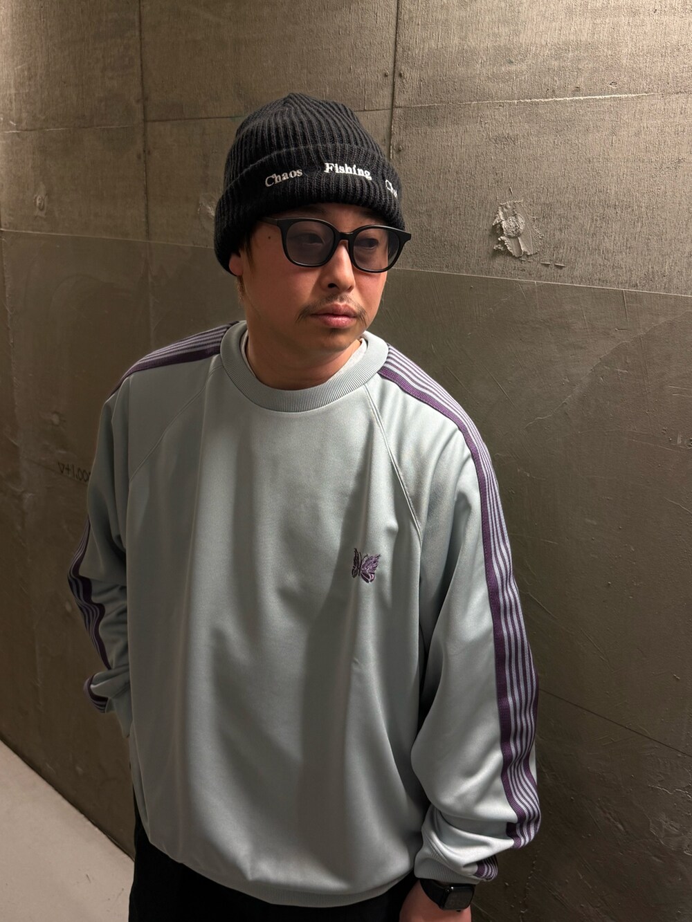 ブラック系のスニーカーを着用したメンズの冬コーディネートの2枚目の写真