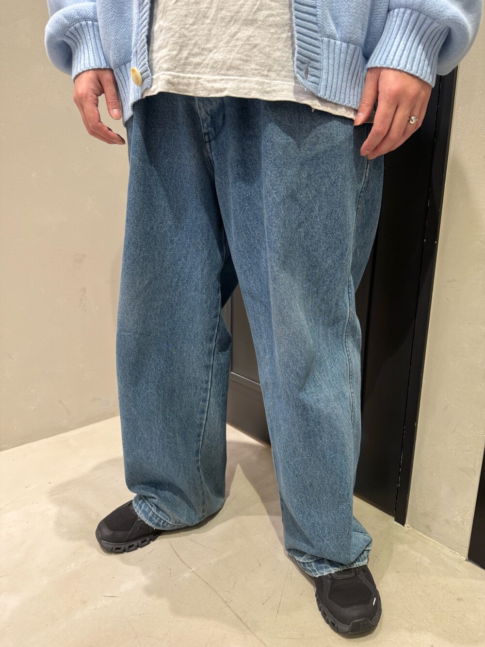 ブルー系のカーディガン/ボレロ、ブルー系のデニムパンツ、ブラック系のスニーカーを着用したメンズの秋コーディネートの5枚目の写真