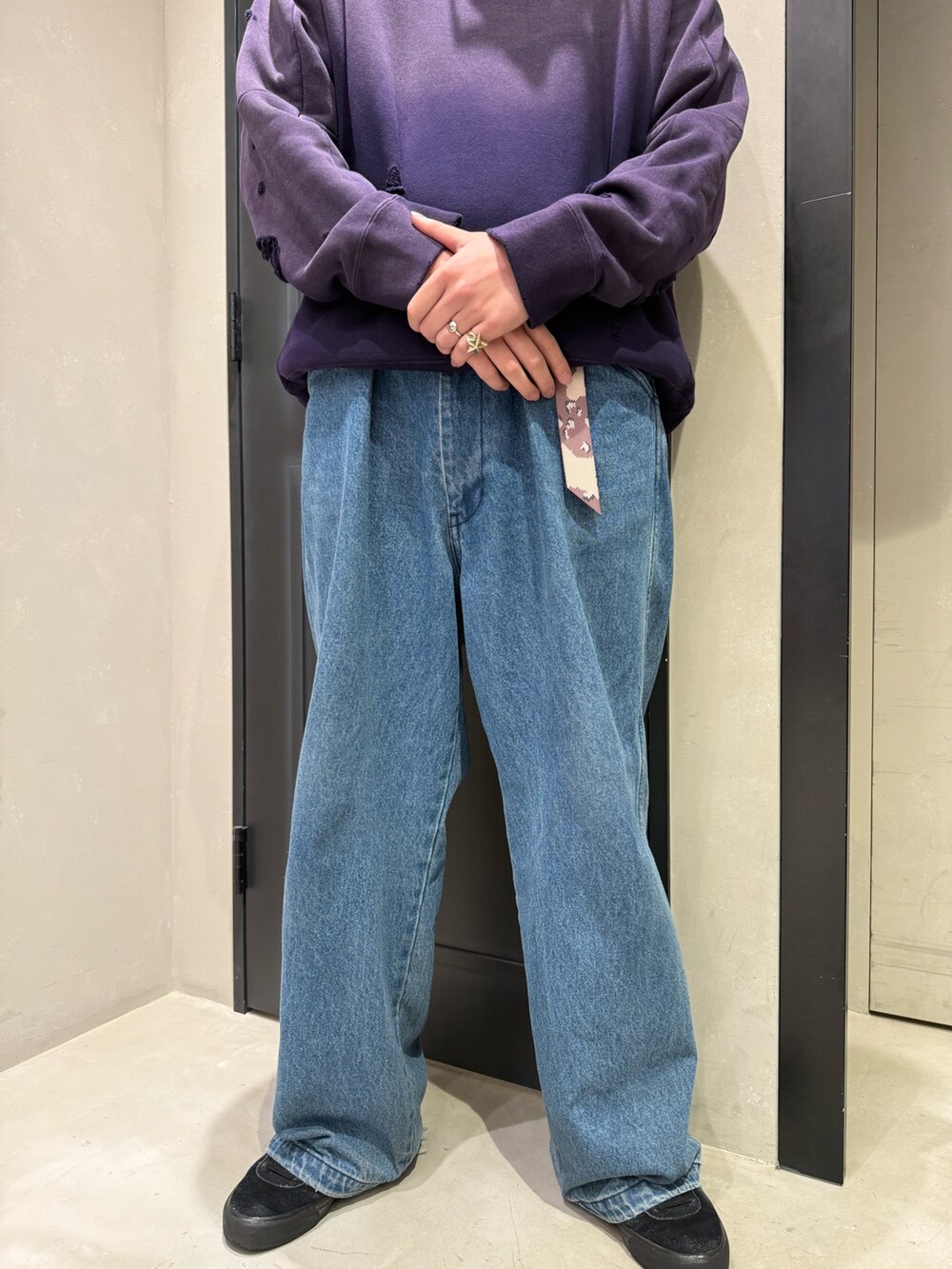 ブルー系のデニムパンツを着用したメンズの夏コーディネートの3枚目の写真