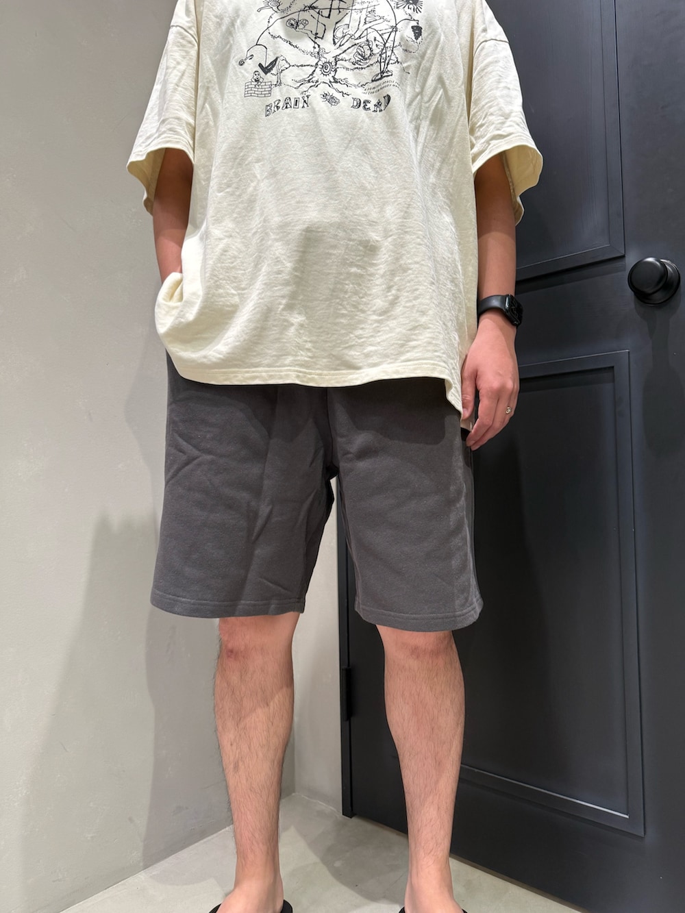ブラック系のサンダルを着用したメンズの夏コーディネートの3枚目の写真