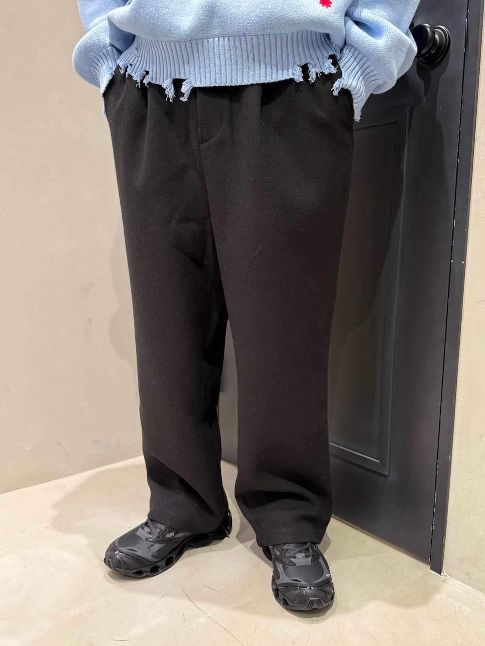 ブルー系のニット/セーターを着用したメンズの秋コーディネートの5枚目の写真